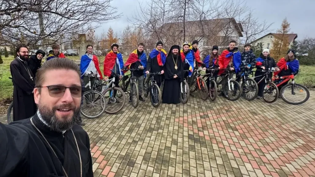 Membrii Asociației Tinerilor Ortodocși Suceveni au organizat o promenadă pe biciclete de Ziua Națională