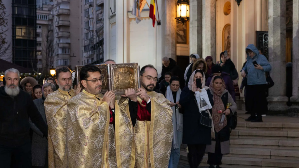 Moaștele Sf. Spiridon, purtate în procesiune la Catedrala Mitropolitană din Capitală