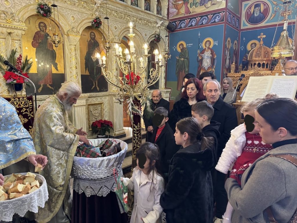 Η Ενορία του Αγίου Θωμά Ναυπάκτου, μοίρασε δώρα σε όλα τα παιδιά που εκκλησιάστηκαν!