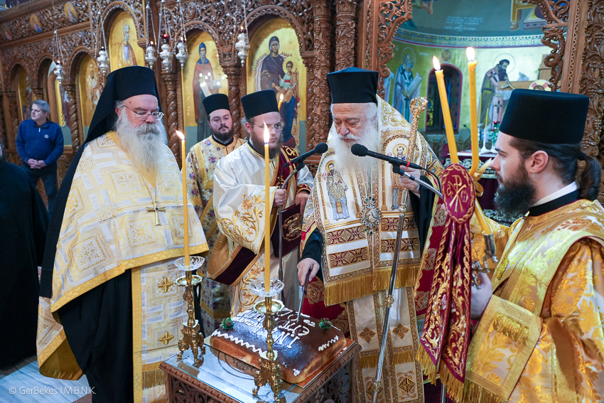 Πλήθος πιστών για την αλλαγή του χρόνου στον Iερό Nαό Aγίου Αντωνίου πολιούχου Βεροίας