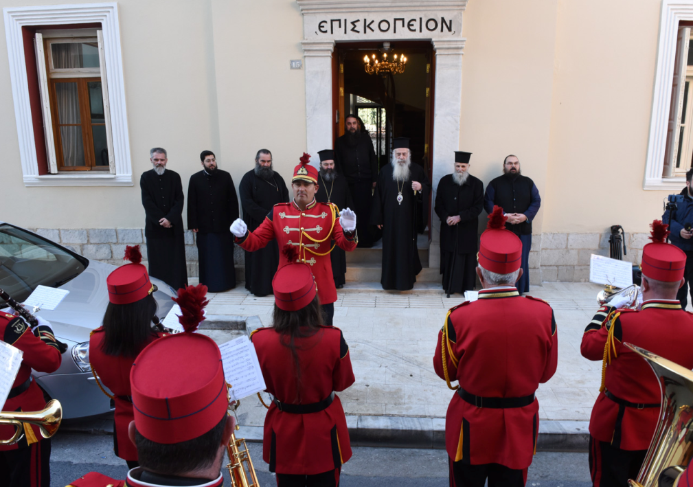 Πρωτοχρονιάτικα κάλαντα στον Μητροπολίτη Μαντινείας και Κυνουρίας Επιφάνιο